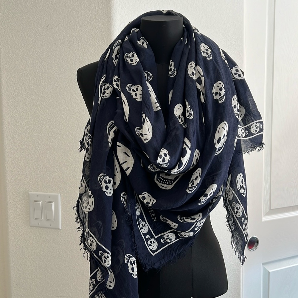 Preloved Alexander Mcqueen skull scarf/shawl